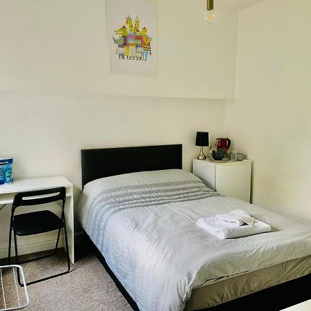 305 High Town Road Hostel Лутън Екстериор снимка