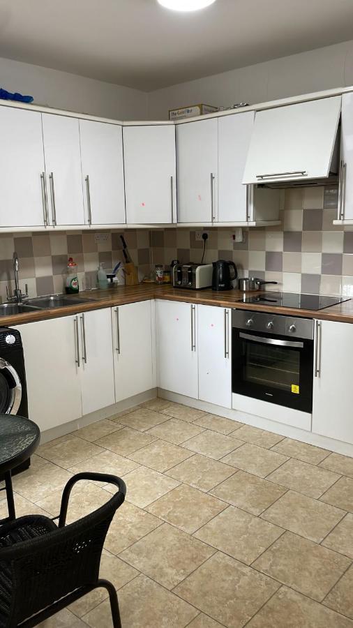 305 High Town Road Hostel Лутън Екстериор снимка