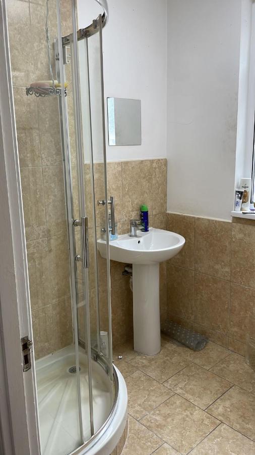305 High Town Road Hostel Лутън Екстериор снимка