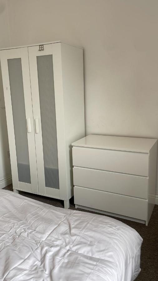 305 High Town Road Hostel Лутън Екстериор снимка